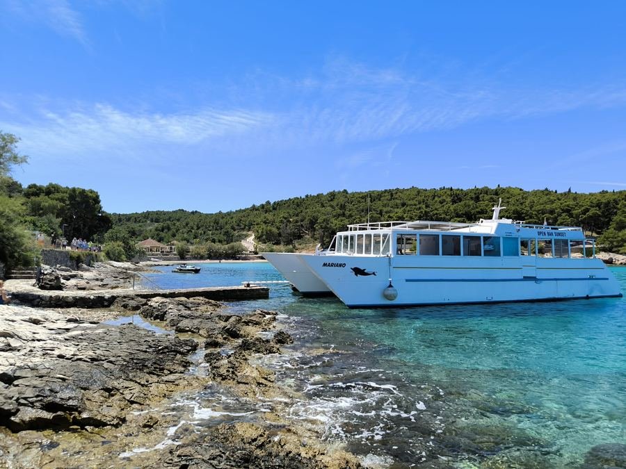 Sutivan day trip aboard the catamaran Mariano